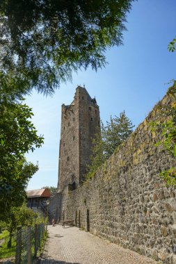 Fritzlar şehrindeki eski bir kule manzarası. Şehir tahkimatlarının savunma kulesi..