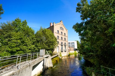 Fritzlar am Muehlgraben 'deki eski bina. Bir köprü ile akarsu.