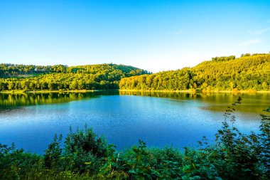 Sauerland 'deki Hennesee manzarası ve çevreleyen yeşil manzara. Kuzey Ren-Vestfalya 'da Meschede yakınlarında göl kenarında bir baraj..