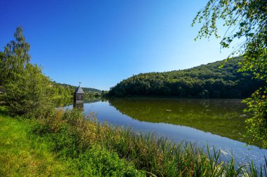 Nieder-Werbe yakınlarındaki Reiherbach gölündeki kilise. Edersee 'deki Reiherbach barajının tepesindeki kilise kulesi. Kasabanın eski köy kilisesi..