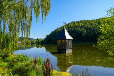 Nieder-Werbe yakınlarındaki Reiherbach gölündeki kilise. Edersee 'deki Reiherbach barajının tepesindeki kilise kulesi. Kasabanın eski köy kilisesi..