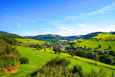 Sauerland 'deki Oberhenneborn yakınlarındaki yeşil manzaranın görüntüsü. Doğa yürüyüşü yolları.
