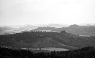 Meschede yakınlarındaki Loermecke kulesinde manzara. Sauerland 'de Doğa.