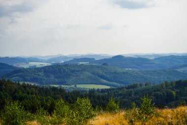 Meschede yakınlarındaki Loermecke kulesinde manzara. Sauerland 'de Doğa.