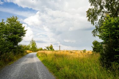 Meschede yakınlarındaki Loermecke kulesinde manzara. Sauerland 'de Doğa.