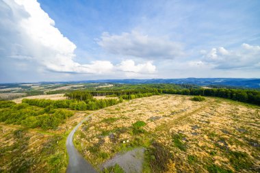 Meschede yakınlarındaki Loermecke kulesinde manzara. Sauerland 'de Doğa.