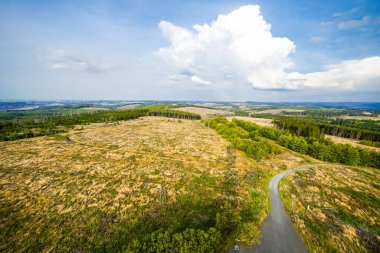 Meschede yakınlarındaki Loermecke kulesinde manzara. Sauerland 'de Doğa.