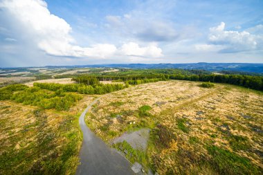 Meschede yakınlarındaki Loermecke kulesinde manzara. Sauerland 'de Doğa.