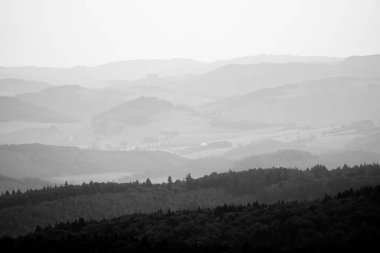 Meschede yakınlarındaki Loermecke kulesinde manzara. Sauerland 'de Doğa.