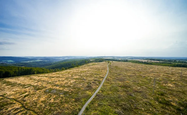 Meschede yakınlarındaki Loermecke kulesinde manzara. Sauerland 'de Doğa.