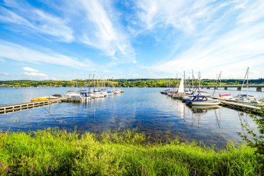 Moehnesee kıyısından bak. Koerbecke 'deki göl manzarası..