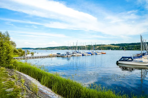 Moehnesee kıyısından bak. Koerbecke 'deki göl manzarası..