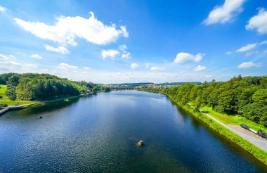 Moehnesee 'deki tarihi baraj duvarından bak. Moehne Barajı ve gölün etrafındaki doğa..