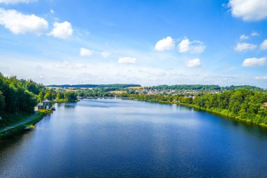 Moehnesee 'deki tarihi baraj duvarından bak. Moehne Barajı ve gölün etrafındaki doğa..