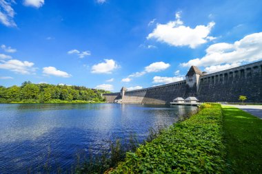 Moehnesee 'deki tarihi baraj duvarının manzarası. Moehne Barajı doğayla iç içe..