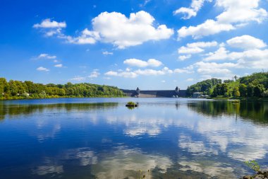 Moehnesee 'deki tarihi baraj duvarının manzarası. Moehne Barajı 'nın çevresi tazminat havuzuyla çevrili...