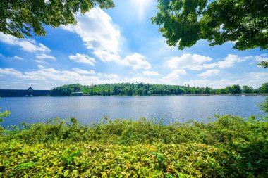 Moehnesee 'deki tazminat havuzunun manzarası..