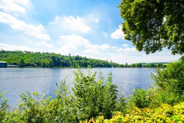 Moehnesee 'deki tazminat havuzunun manzarası..
