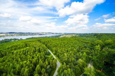 Çevredeki yeşil manzaranın Moehnesee 'deki gözlem kulesinden görüntü. Moehnesee 'de Doğa.