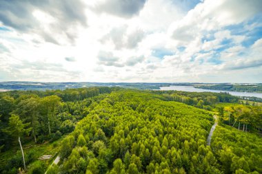 Çevredeki yeşil manzaranın Moehnesee 'deki gözlem kulesinden görüntü. Moehnesee 'de Doğa.