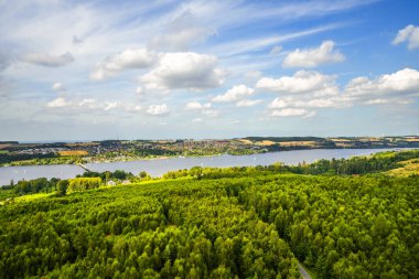 Çevredeki yeşil manzaranın Moehnesee 'deki gözlem kulesinden görüntü. Moehnesee 'de Doğa.