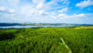 Çevredeki yeşil manzaranın Moehnesee 'deki gözlem kulesinden görüntü. Moehnesee 'de Doğa.