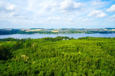 Çevredeki yeşil manzaranın Moehnesee 'deki gözlem kulesinden görüntü. Moehnesee 'de Doğa.