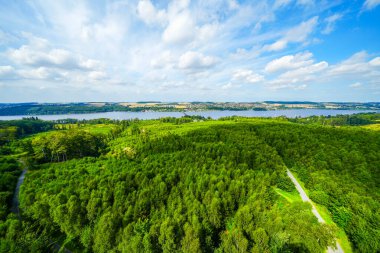 Çevredeki yeşil manzaranın Moehnesee 'deki gözlem kulesinden görüntü. Moehnesee 'de Doğa.