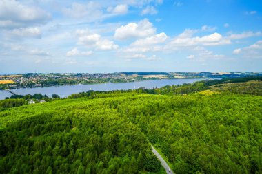 Çevredeki yeşil manzaranın Moehnesee 'deki gözlem kulesinden görüntü. Moehnesee 'de Doğa.