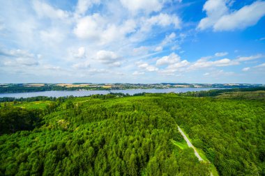 Çevredeki yeşil manzaranın Moehnesee 'deki gözlem kulesinden görüntü. Moehnesee 'de Doğa.