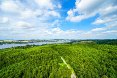 Çevredeki yeşil manzaranın Moehnesee 'deki gözlem kulesinden görüntü. Moehnesee 'de Doğa.