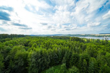 Çevredeki yeşil manzaranın Moehnesee 'deki gözlem kulesinden görüntü. Moehnesee 'de Doğa.