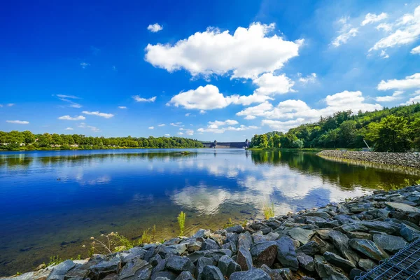 Moehnesee 'deki tarihi baraj duvarının manzarası. Moehne Barajı 'nın çevresi tazminat havuzuyla çevrili...