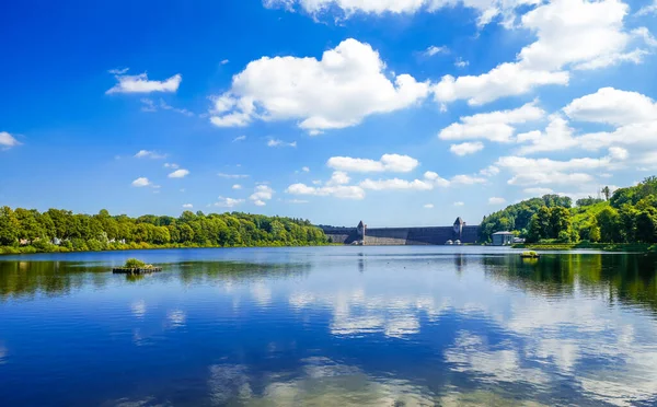 Moehnesee 'deki tarihi baraj duvarının manzarası. Moehne Barajı 'nın çevresi tazminat havuzuyla çevrili...