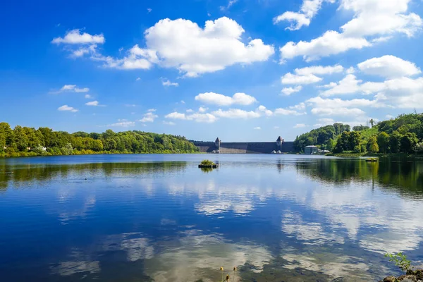 Moehnesee 'deki tarihi baraj duvarının manzarası. Moehne Barajı 'nın çevresi tazminat havuzuyla çevrili...