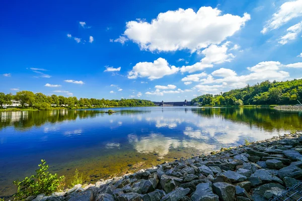 Moehnesee 'deki tarihi baraj duvarının manzarası. Moehne Barajı 'nın çevresi tazminat havuzuyla çevrili...
