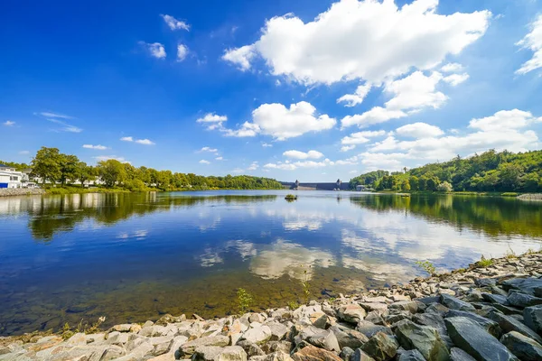 Moehnesee 'deki tarihi baraj duvarının manzarası. Moehne Barajı 'nın çevresi tazminat havuzuyla çevrili...
