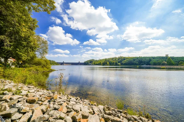 Moehnesee 'deki tazminat havuzunun manzarası..