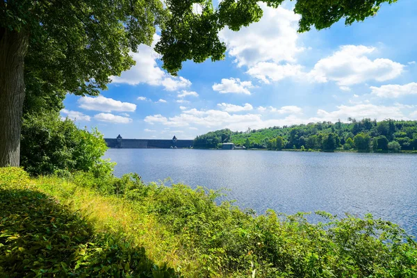 Moehnesee 'deki tazminat havuzunun manzarası..