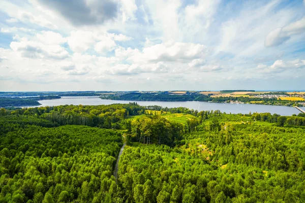 Çevredeki yeşil manzaranın Moehnesee 'deki gözlem kulesinden görüntü. Moehnesee 'de Doğa.