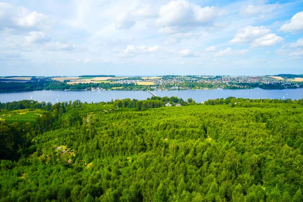 Çevredeki yeşil manzaranın Moehnesee 'deki gözlem kulesinden görüntü. Moehnesee 'de Doğa.