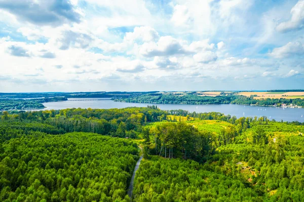 Çevredeki yeşil manzaranın Moehnesee 'deki gözlem kulesinden görüntü. Moehnesee 'de Doğa.