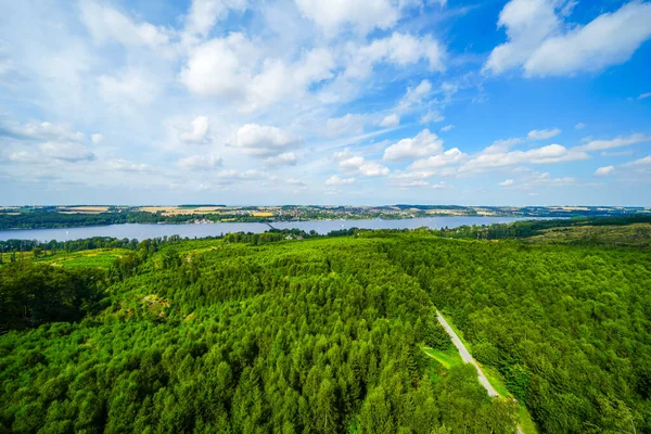 Çevredeki yeşil manzaranın Moehnesee 'deki gözlem kulesinden görüntü. Moehnesee 'de Doğa.