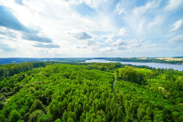 Çevredeki yeşil manzaranın Moehnesee 'deki gözlem kulesinden görüntü. Moehnesee 'de Doğa.