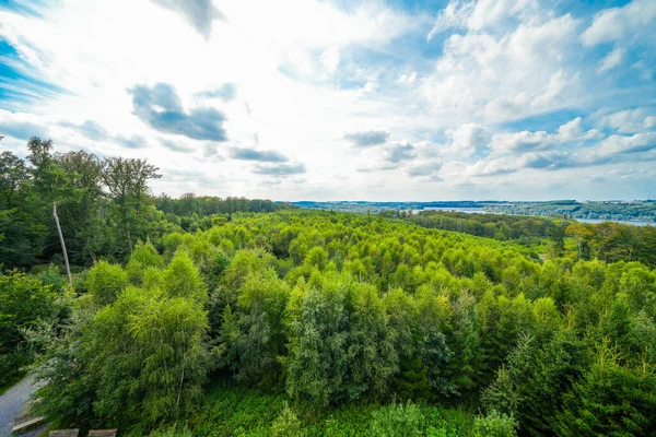Çevredeki yeşil manzaranın Moehnesee 'deki gözlem kulesinden görüntü. Moehnesee 'de Doğa.