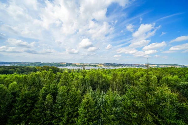 Çevredeki yeşil manzaranın Moehnesee 'deki gözlem kulesinden görüntü. Moehnesee 'de Doğa.