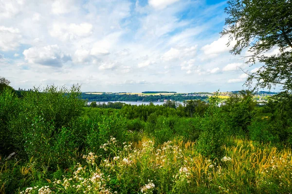 Çevredeki yeşil manzaranın Moehnesee 'deki gözlem kulesinden görüntü. Moehnesee 'de Doğa.