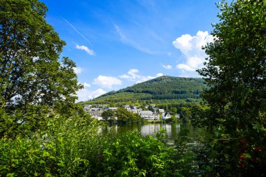 Olsberg 'deki rezervuarın manzarası ve çevresi. Sauerland 'deki göl manzarası.