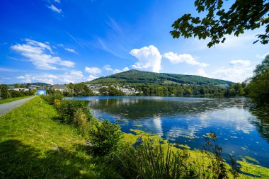 Olsberg 'deki rezervuarın manzarası ve çevresi. Sauerland 'deki göl manzarası.