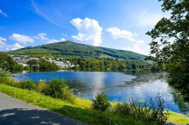 Olsberg 'deki rezervuarın manzarası ve çevresi. Sauerland 'deki göl manzarası.